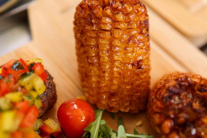 Maïs Grillé aux Épices Méditerranéennes
Épis de maïs grillés et dorés
Saveurs fumées et légèrement épicées