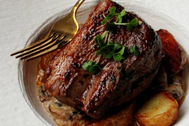 Agneau Braisé aux Herbes du Terroir
Cuisson lente et savoureuse
Arômes profonds et raffinés