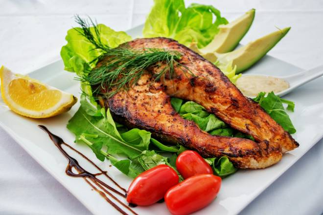 Tartine de Saumon Fumé aux Herbes Fraîches
Pain croustillant garni de saumon fondant
Parfum subtil d’aneth et de citron