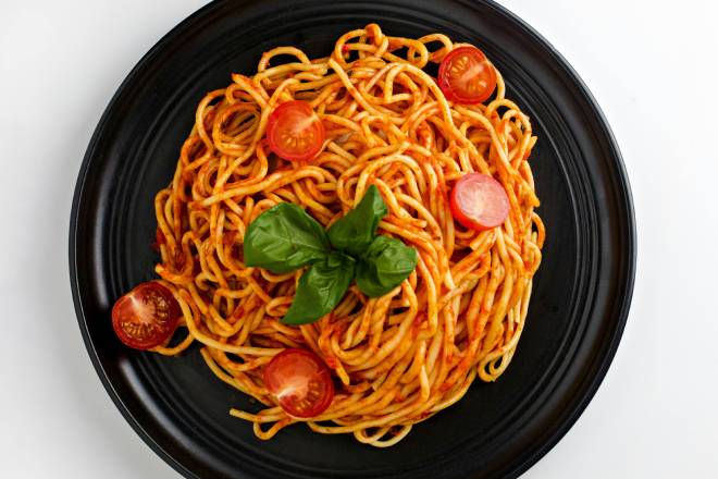 Spaghetti alla Mediterranea
Pâtes al dente nappées d’une sauce tomate parfumée
Parfum délicat d’herbes et olives fraîches
